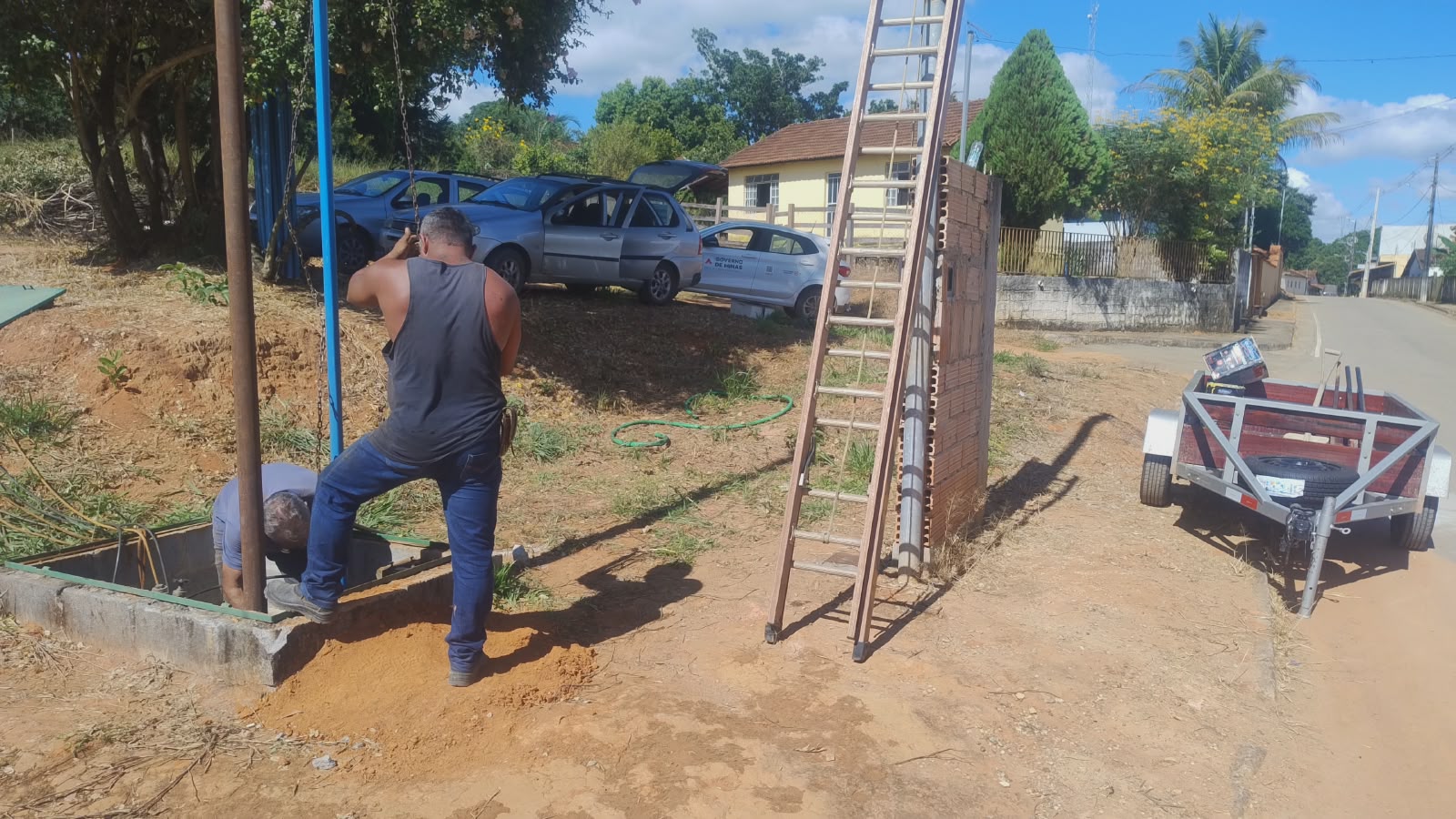 Equipe trabalhando na manutenção de poço artesiano